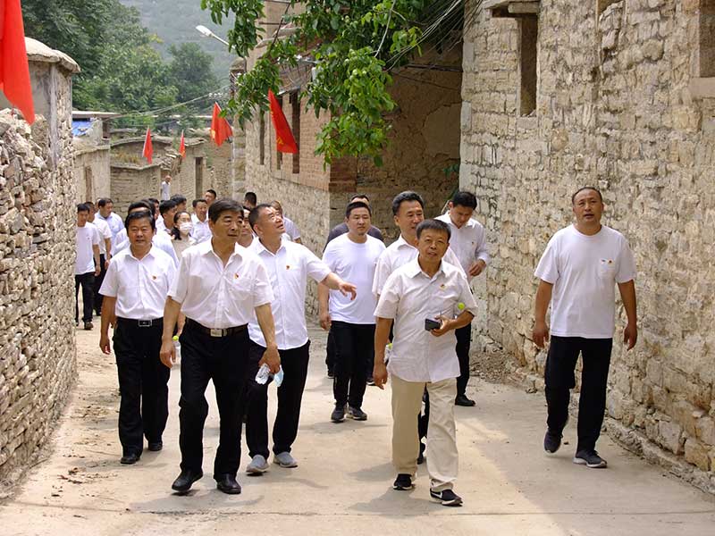 让党旗高高飘扬---宏达集团党员参观大峰山红色教育基地活动